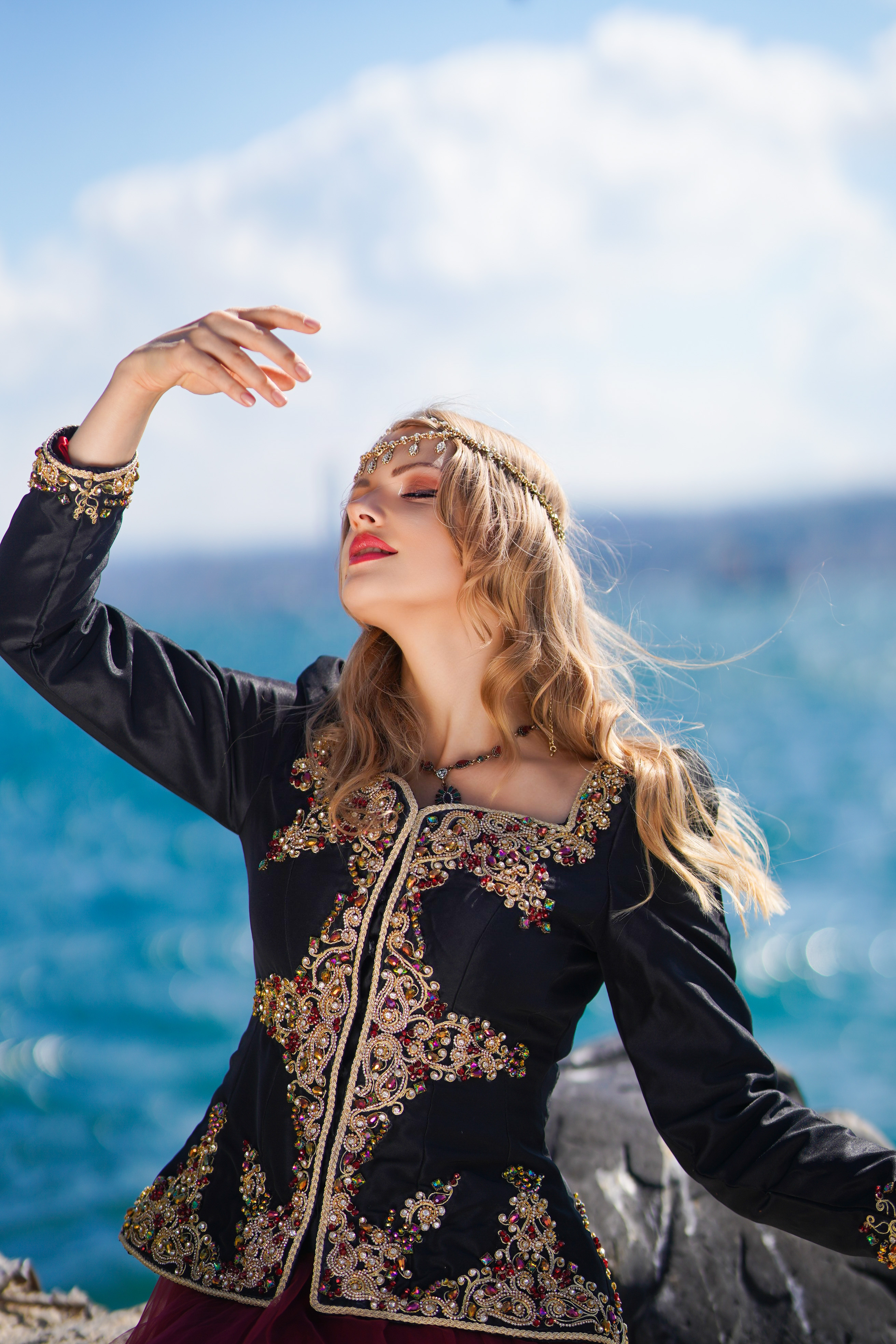 Pose detaillee d'une tenue traditionnelle noire brodee